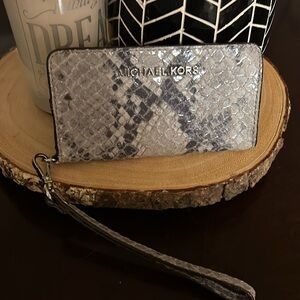 Micheal‎ Kors Snake Skin Wristlet /Wallet Snap closure Women’s